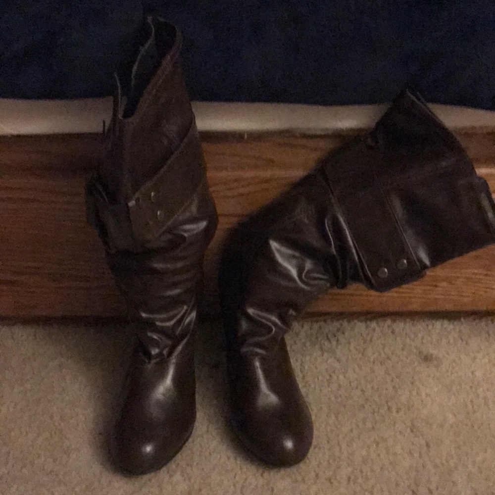 Brown woman’s boots